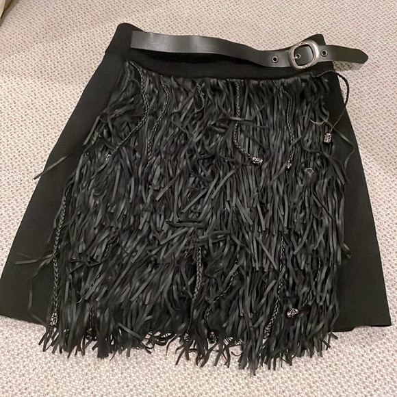 Super detailed faux suede skirt with fringes and silver hardware details - Picture 1 of 3